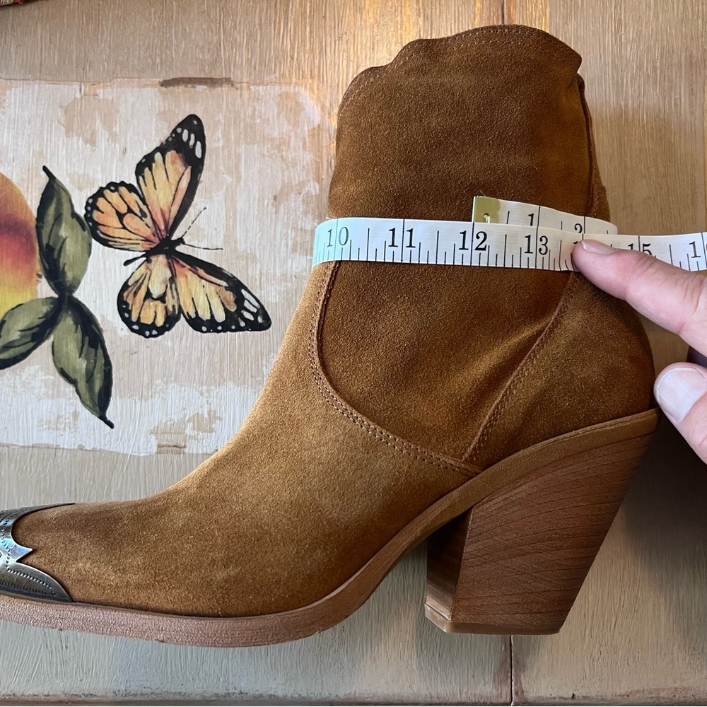 Sundance Camel Suede Ankle Booties with bronze tip. NWOB, Size 9 - Picture 9 of 11